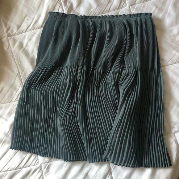 SOLD H&M Pleated Skirt - Picture 1 of 5